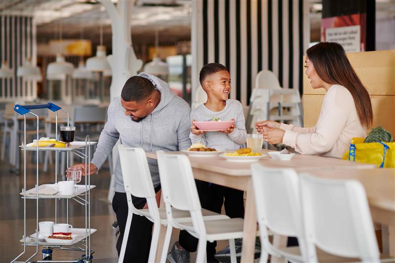 Una familia sentado en el Restaurante IKEA para comer