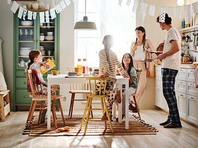 Una familia feliz disfruta el desayuno en una cocina rústica y luminosa.