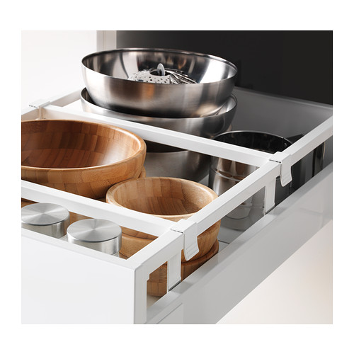 Cajón de cocina con cuencos de madera y ollas de metal.