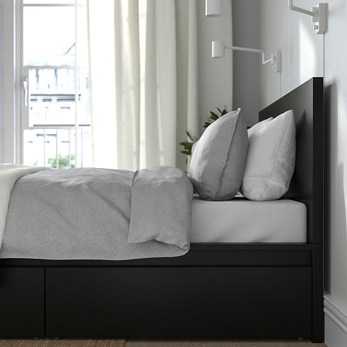Escena del dormitorio: cama moderna con ropa de cama gris, gran ventanal, lámpara de pared.