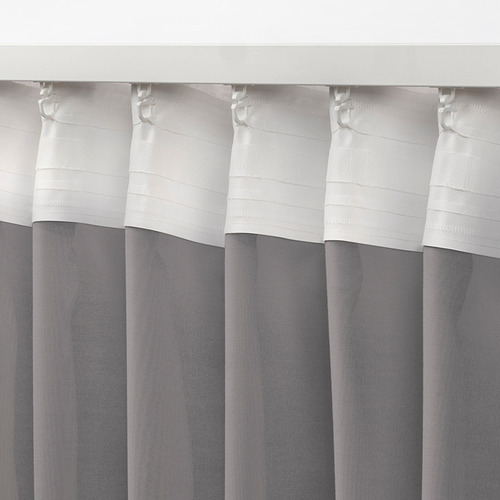 Primer plano de cortinas STENFRÖ grises transparentes con ganchos plegables, que difunden la luz y añaden privacidad.