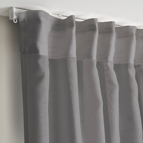 Cortinas grises transparentes colgadas, que filtran la luz, con pliegues visibles y cinta de cabecera, que muestran ganchos para cortinas fáciles de usar.