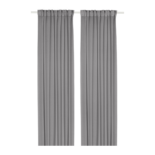 Dos cortinas transparentes grises de STENFRÖ cuelgan una al lado de la otra con bolsillos de varilla en la parte superior.