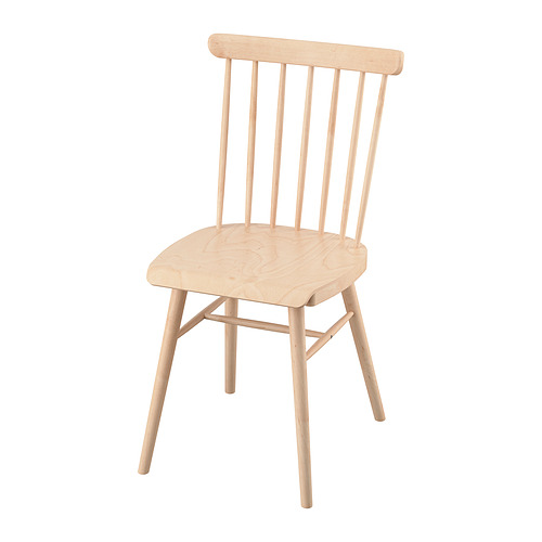 La silla HÖGVED, una silla de madera clara con acabado natural, respaldo en forma de huso y asiento curvo, desprende un diseño clásico y elegante.