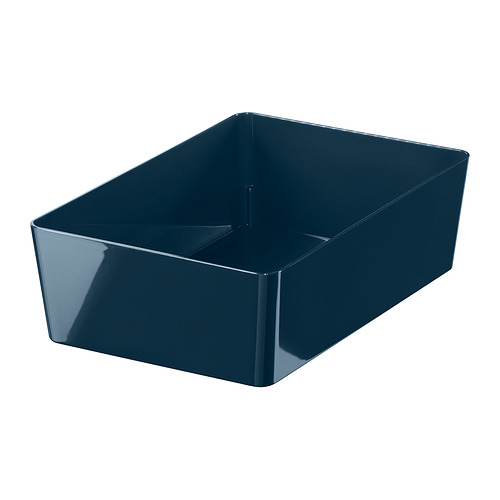 Una caja KUGGIS en azul oscuro, de forma rectangular, hecha de plástico reciclado para mascotas para organizar artículos.