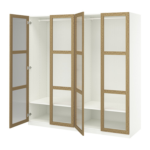 Armario PAX blanco y en tono madera con puertas de cristal que se abren, mostrando sus compartimentos de almacenamiento.