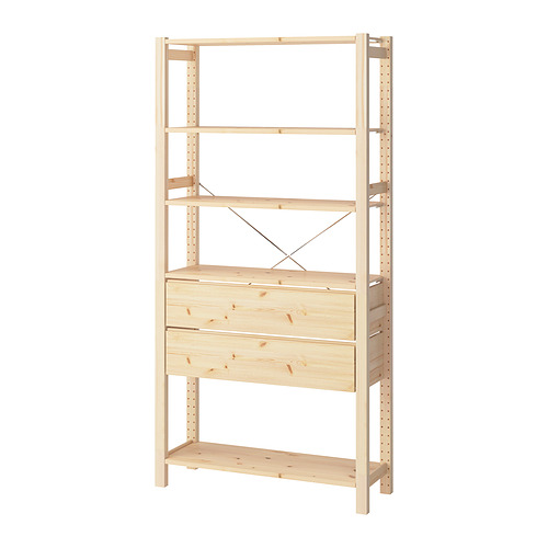Una estantería de madera IVAR en color pino natural, con múltiples estantes y cajones ajustables, con un diseño sencillo y robusto.
