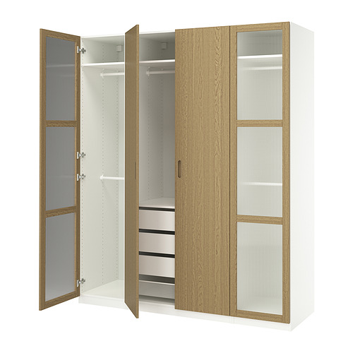 Armario PAX: blanco y madera de roble, 3 secciones, 2 abiertas, 1 con cajones y puertas de cristal.