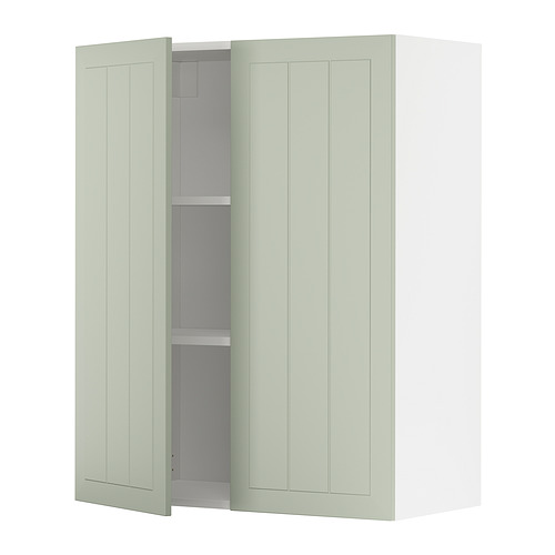 Un mueble de pared de cocina METOD con puertas de stensund verde de diseño moderno, con dos estantes ajustables.