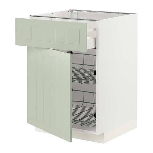 Mueble de cocina blanco abierto con cesta de alambre extraíble, puertas de panel verde claro.