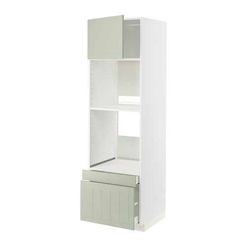 Un mueble de cocina METOD blanco con puertas y cajones de stensund verde. Tiene un diseño alto y delgado con estantes ajustables y un cajón liso de cierre suave.