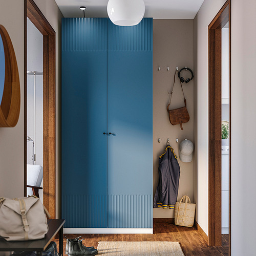 Armario PAX azul con espejos, ropa y accesorios.