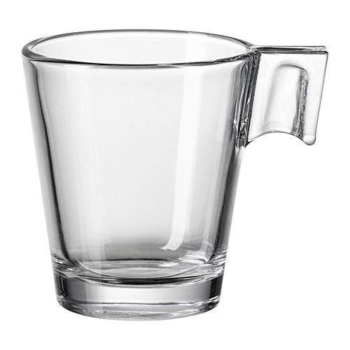 Taza de vidrio transparente, llamada GOTTFINNANDE, con un asa única para facilitar el agarre.