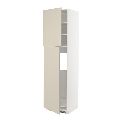 Un mueble de cocina alto METOD beige con estantes.