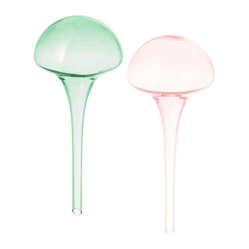 Dos coloridas herramientas de riego de vidrio soplado a boca, verde y rosa, con puntas anchas en forma de cúpula que se estrechan hasta tallos estrechos. Accesorios decorativos para el cuidado de las plantas.