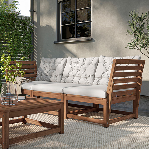 Conjunto de salón exterior: sofá en forma de L con cojines blancos y laterales de madera, incluye mesa.