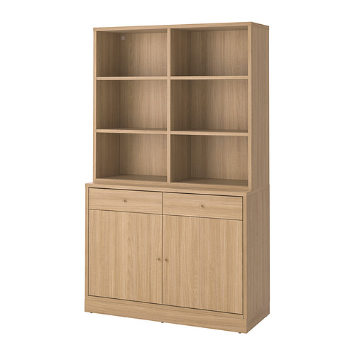 Un conjunto de muebles TONSTAD de madera en roble natural, con estantes cerrados y abiertos para un almacenamiento versátil.