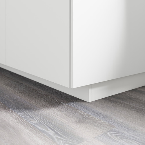 Base de armario blanca con zócalo que cubre el hueco del suelo, parte de la serie metod de ikeas.