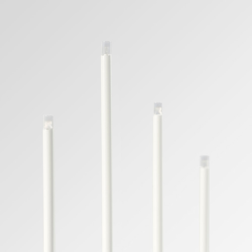 Cuatro velas elegantes y minimalistas dispuestas verticalmente, que ilustran un diseño elegante con una sutil emisión de luz desde las puntas.