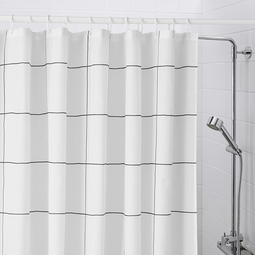 Cortina de ducha blanca, JÄMTSTARR, líneas dibujadas, poliéster reciclado, superficie seca; Cubre un área grande al lado del cabezal de ducha cromado.