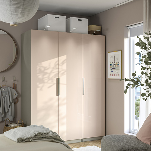 Dormitorio moderno con armario FARDAL naranja, superficies brillantes y bisagras de cierre suave.