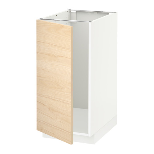 Un mueble de cocina blanco y de madera clara del sistema METOD. Tiene un diseño moderno con una puerta con patrón de madera de fresno claro y un marco resistente para el almacenamiento.