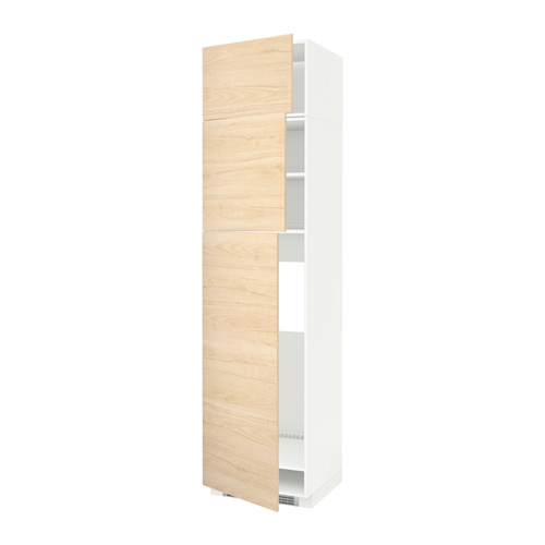 Un mueble de cocina METOD alto y blanco con puertas con motivos de madera de fresno claro.