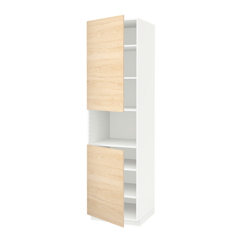 Mueble de cocina alto blanco con puertas de madera clara y estantes ajustables.