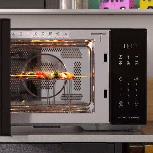 Microondas moderno con freidora de aire, cocción de verduras a las 11:30.