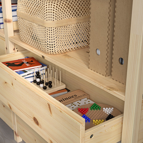 Estantería de madera con estantes ajustables, que contiene libros y piezas de juego de colores en cajones.