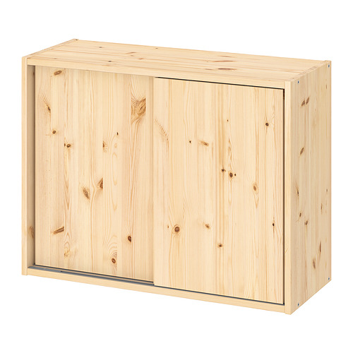 Mueble de madera clara IVAR, puerta corredera, textura de pino natural, forma rectangular, diseño sencillo.