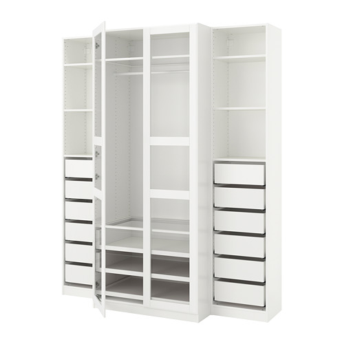 Un armario blanco de ikea PAX con puertas correderas y compartimentos de almacenamiento con frente de vidrio, que ofrece un diseño moderno y minimalista.