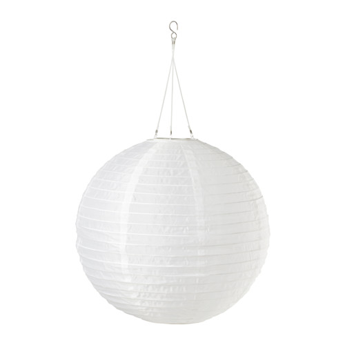 Una linterna solar blanca redonda cuelga de una cuerda. Fabricado a partir de botellas de pet recicladas.