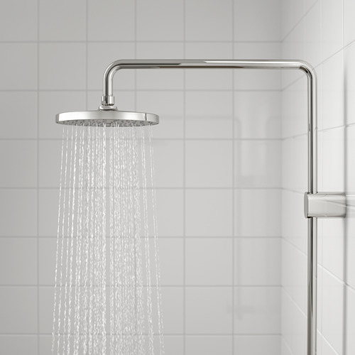 Cabezal de ducha de lluvia cromado con brazo ajustable y desviador.