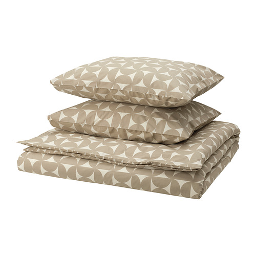 Juego de ropa de cama ÄNGSNEJLIKA en beige-gris, con un patrón geométrico, cuidadosamente doblado con fundas de almohada a juego.