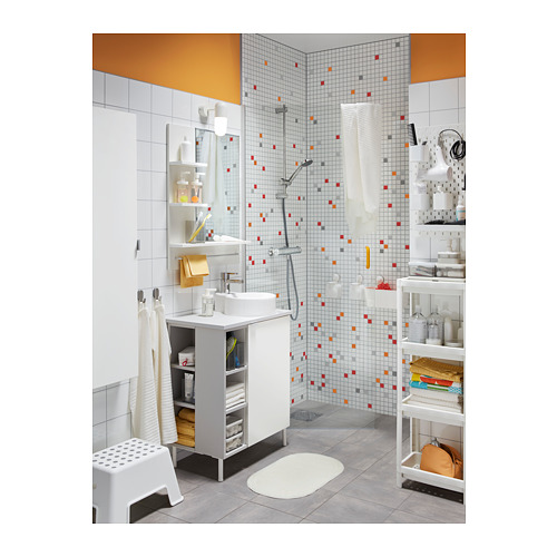 Baño bien organizado con tocador de lavabo blanco, ducha VALLAMOSSE con chorro completo, mosaicos de colores y varias soluciones de almacenamiento.