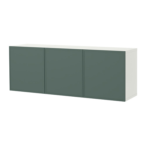 Un armario de pared BESTÅ blanco y verde. Tiene tres puertas verdes y ofrece un amplio espacio de almacenamiento.