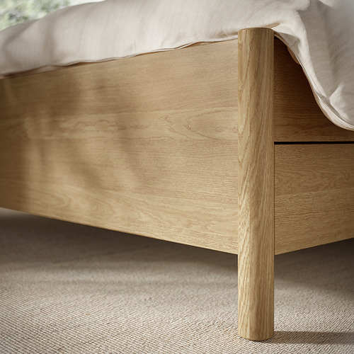 Elegante cama de madera con acabado liso y natural. Cajones de cierre suave y listones curvos para mayor comodidad.