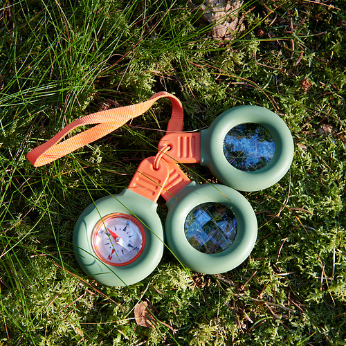 Brújula MAJBAGGE en la vegetación, 3 lentes verde claro, correa naranja, duradera y precisa.