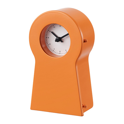 Reloj naranja brillante IKEA PS 1995 con diseño elegante y esfera redonda.