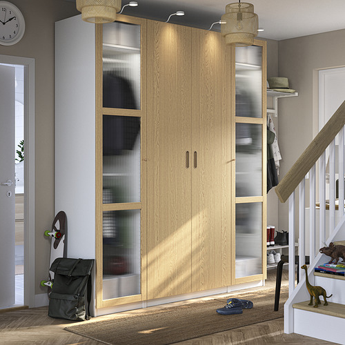 Armario de madera PAX con cristal, escalera, felpudo, juguetes y luces modernas.
