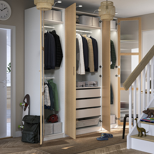 El armario abierto de madera exhibe ropa, cajones y estantes. Bisagras de cierre suave visibles en las puertas.
