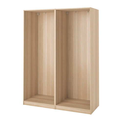 Un marco de armario PAX de ikea, roble claro, rectangular, con espacios abiertos y paneles de madera.