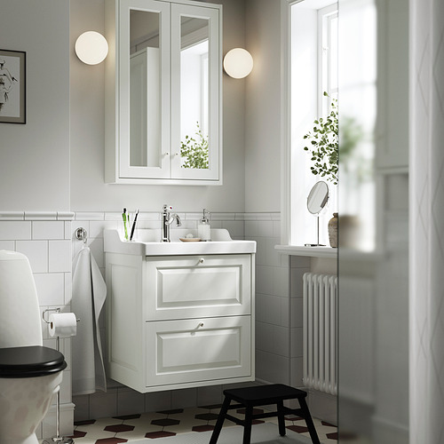 Elegante baño con tocador, lavabo, espejo y taburete TÄNNFORSEN. Configuración compacta y organizada con planta.