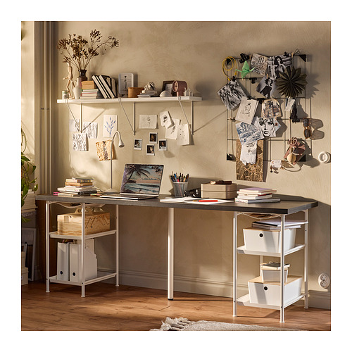 Escritorio LAGKAPTEN con almacenamiento, computadora portátil, libros, notas y decoración.