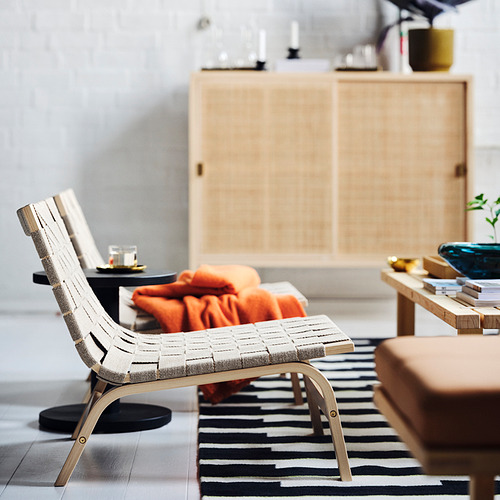 Sillón STOCKHOLM 2025 en salón moderno. Madera clara, bandas de lino, diseño minimalista.