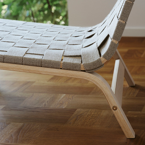 Silla única de lino tejido, que muestra una fina artesanía y un diseño robusto, perfecta para la comodidad y el estilo.