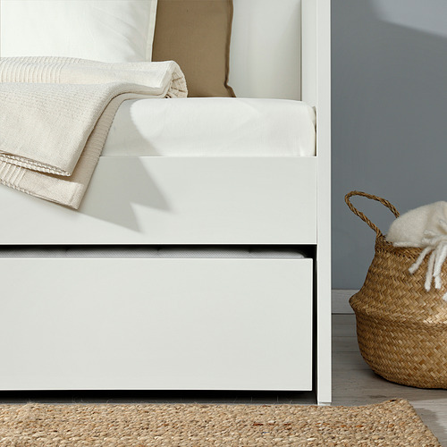 Sofá cama blanco con almacenamiento nido debajo para espacio adicional para dormir.