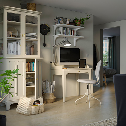 Oficina en casa con armario, escritorio, silla y estantes blancos de LOMMARP. Diseño moderno, almacenamiento de madera y vidrio, decoración minimalista.