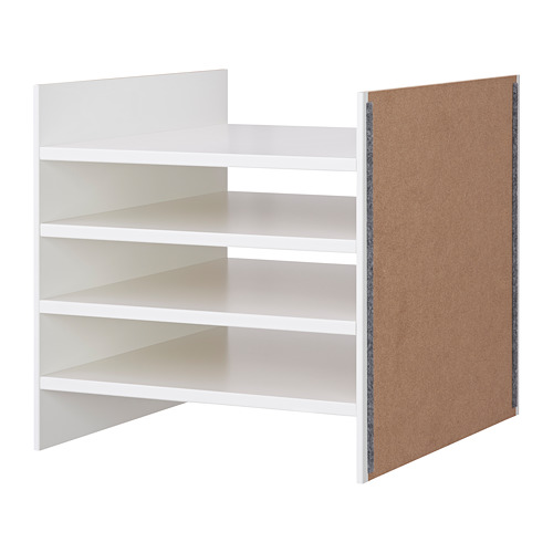 Una estantería KALLAX blanca con cuatro estantes y un lateral de corcho.